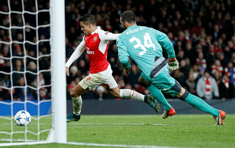 Sanchez keeps Arsenal's last 16 bid alive