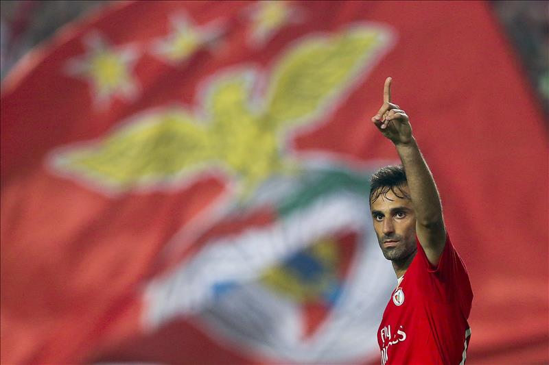 El Benfica golea a Estoril y ya es líder