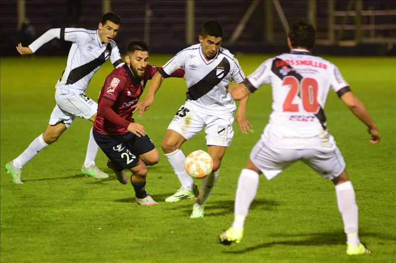 El paraguayo Libertad sigue abonado a los chilenos al visitar al U. Católica en Sudamericana