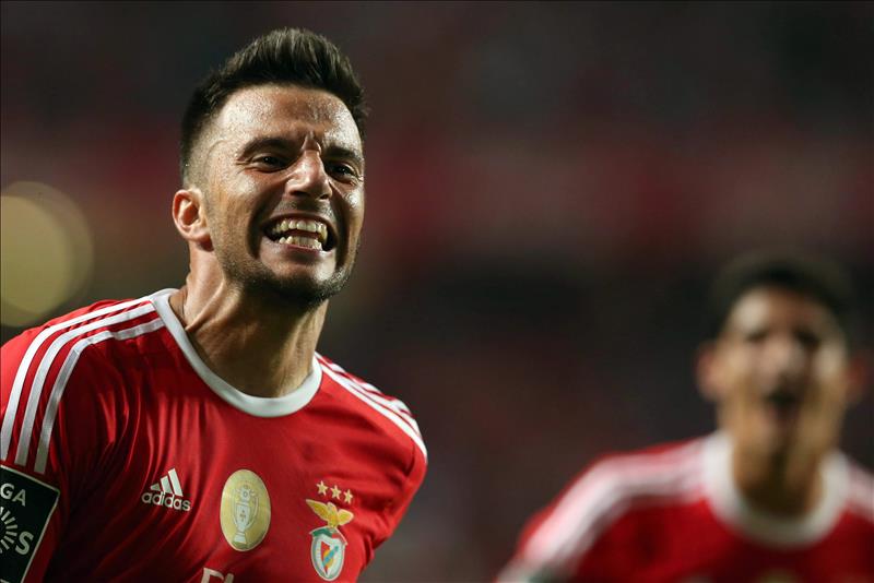 Un tanto de Raúl Jiménez salva al Benfica ante el Moreirense