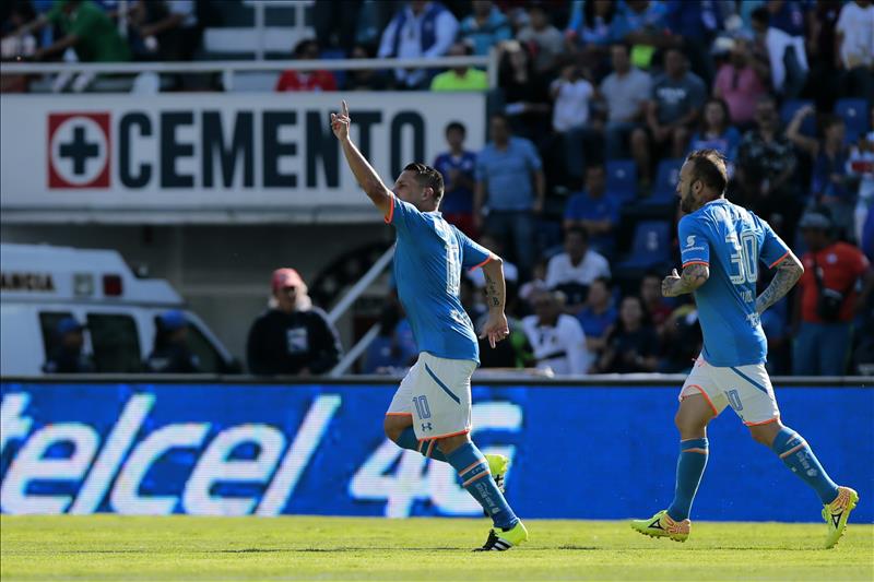Cruz Azul sale del foso gracias al doblete de Giménez y frena a Pumas