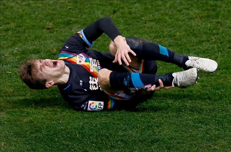 Diego Llorente, seria duda para el Valencia por un golpe en el peroné derecho