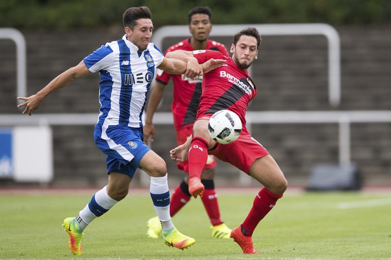 Chicharito firma el empate del Bayer Leverkusen ante el Oporto