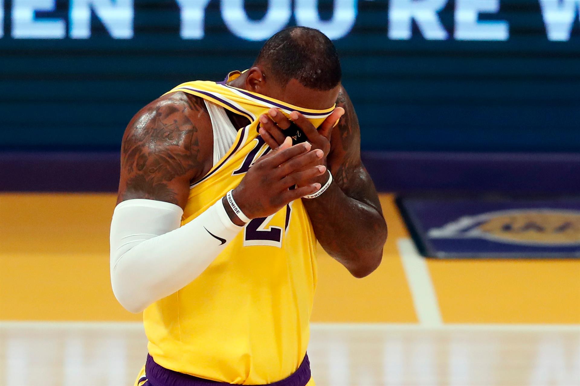Fotografía de archivo en la que se registró al alero estrella de los Lakers de Los Ángeles, LeBron James. EFE/Étienne Laurent