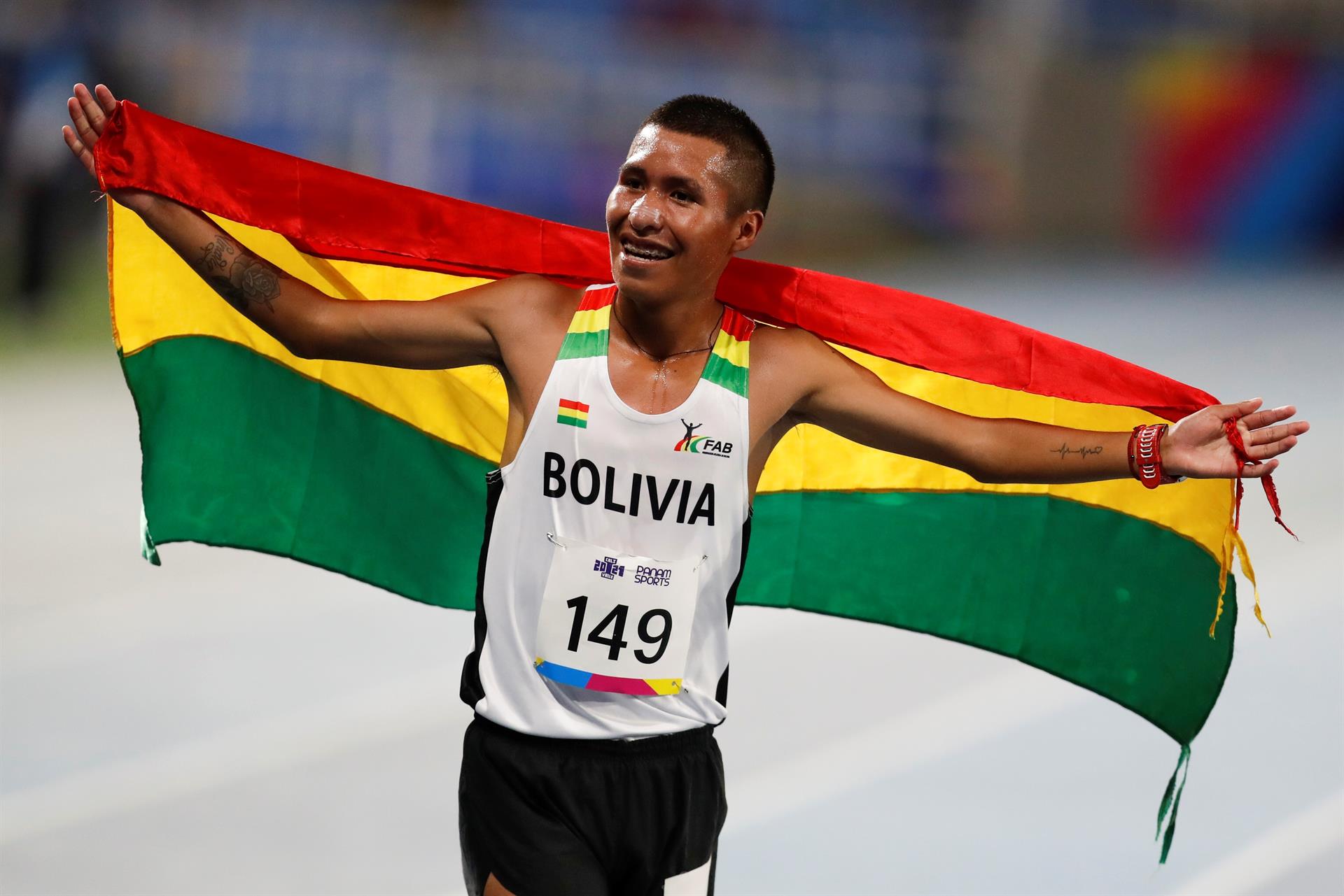 David Ninavia de Bolivia celebra hoy, al ganar 5.000m masculino en el atletismo de los Juegos Panamericanos Junior en el estadio Pascual Guerrero en Cali (Colombia). EFE/Ernesto Guzmán Jr.