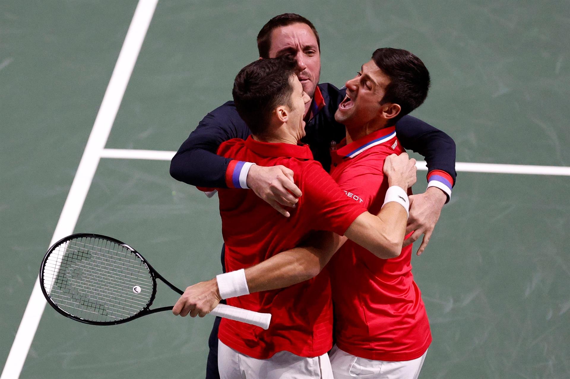 Los jugadores serbios Novak Djokovic (d) y Nikola Cacic celebran con su capitán Viktor Toricki la victoria ante Kazajistán ayer en los cuartos de final de la Copa Davis. EFE/JuanJo Martín.